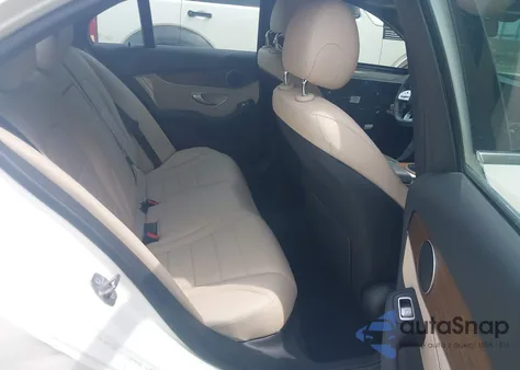 2019 Mercedes-Benz C 300 z USA, uszkodzony, nr VIN 55SWF8DB4KU282844